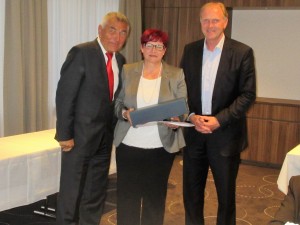 Margit mit dem Präsidenten des Badischen Sportbundes Heinz Janalik und Frank Nauheimer vom Sportkreis Pforzheim 